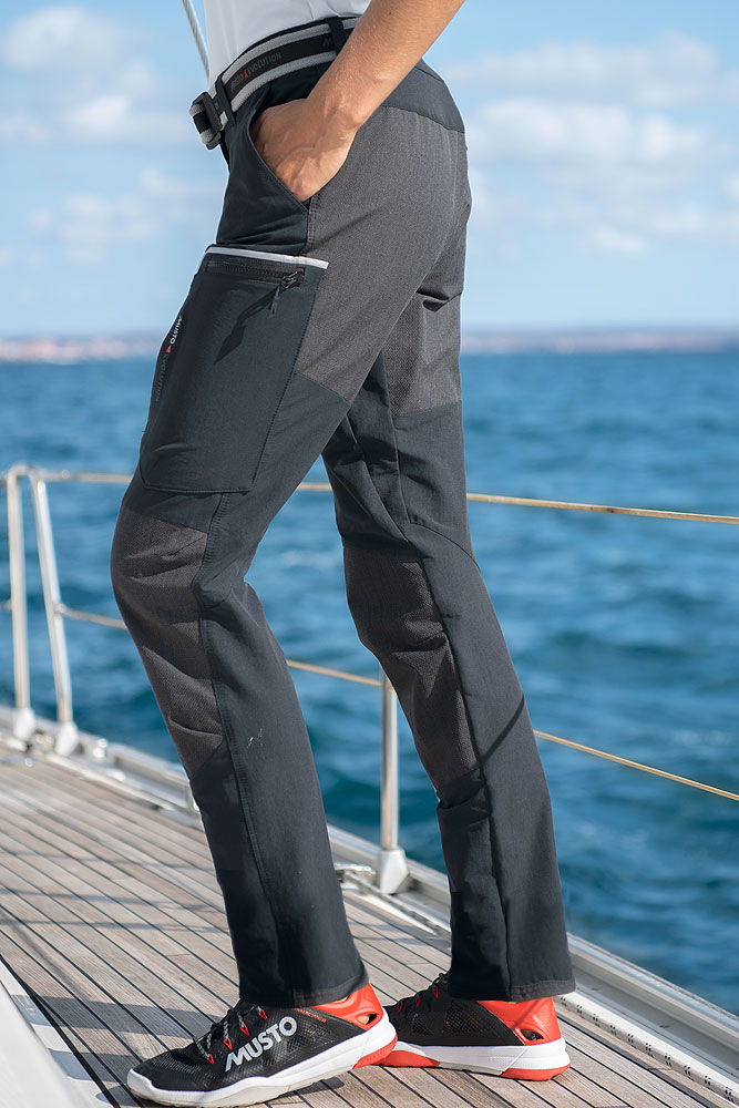 Detalj av forsterkninger på Evolution Performance 2.0 seilerbukse dame long UPF 40 - Musto