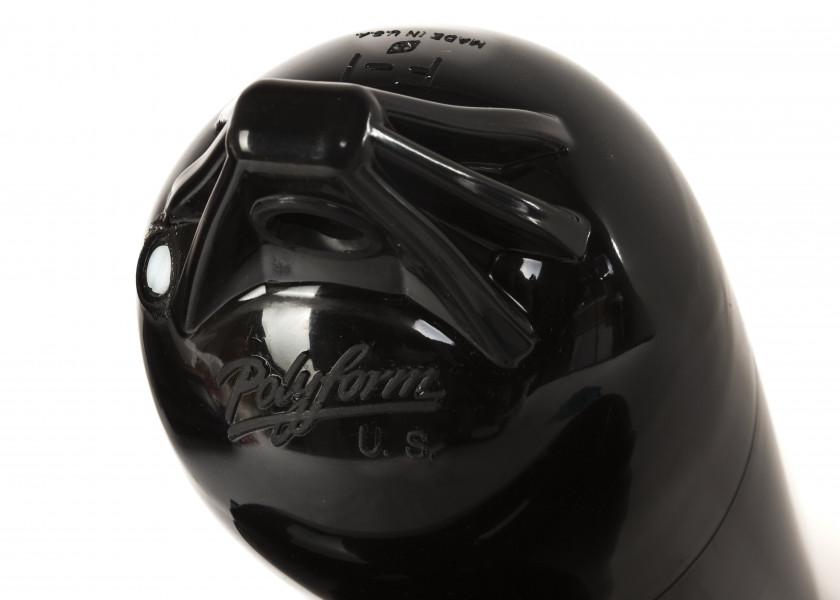 Nærbilde av øyne på Fender F-serie svart sylindrisk langfender PVC - Polyform