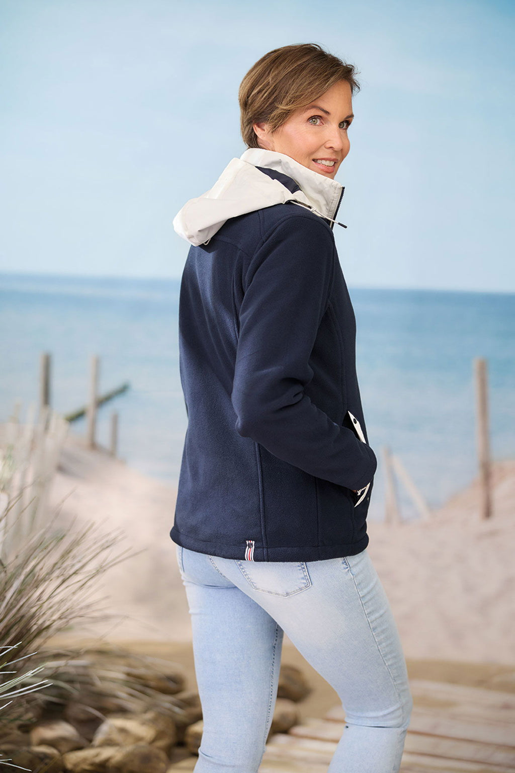 Detalj av hette på fleecejakke dame windbreaker fleece med avtakbar hette Dry Fashion