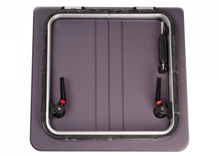 Flush Hatch 3G dekksluke M 575 x 543 mm aluminium røykgrå montert på båt