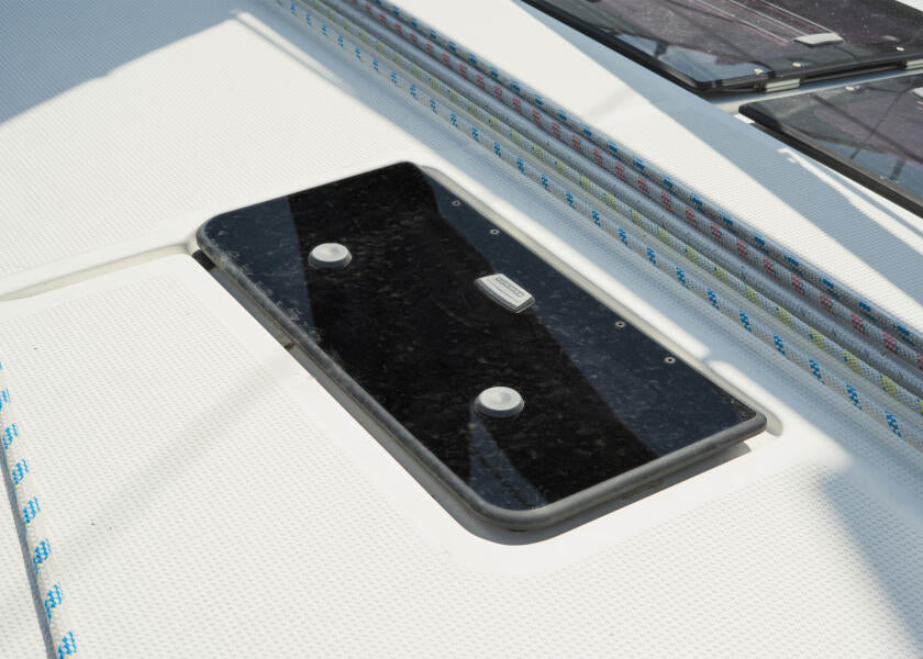 Flush Hatch dekksluke 575 x 275 mm aluminium røykgrå montert