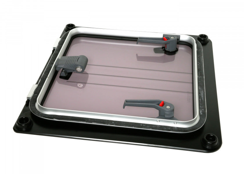 Bakside av Flush Hatch dekksluke M 575 x 547 mm aluminium akryl røykgrå