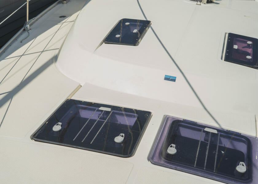 Nærbilde av Flush Hatch dekksluke M 575 x 547 mm aluminium akryl røykgrå