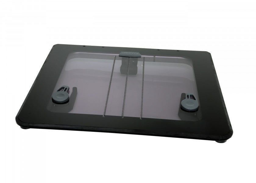Detalj av Flush Hatch dekksluke M 575 x 547 mm aluminium akryl røykgrå