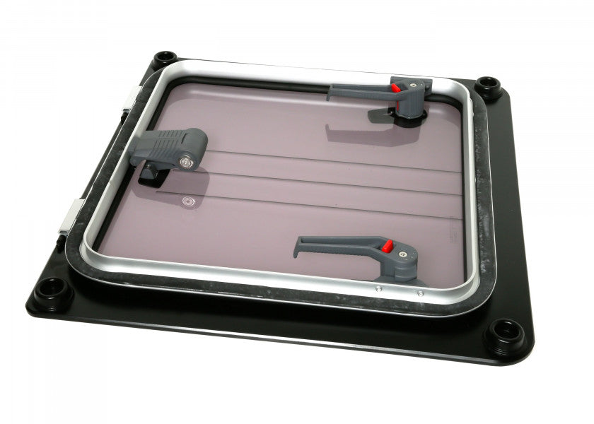 Flush Hatch dekksluke M 575 x 547 mm aluminium akryl røykgrå montert på båt