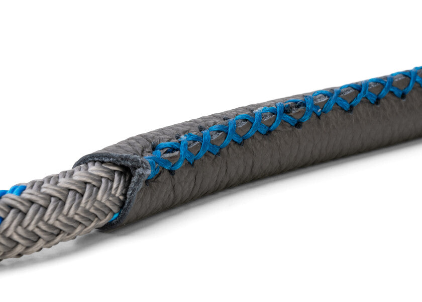 Nærbilde av lærbeskyttelse på Fortøyningsline med øye, lærbeskyttelse og rykdemper titan/blå