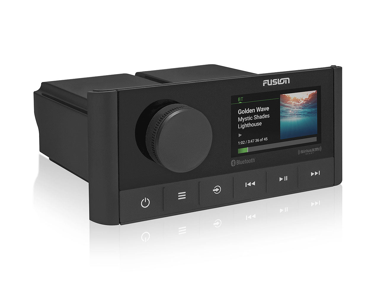 Fusion RA210 marine radio med DSP montert i båt