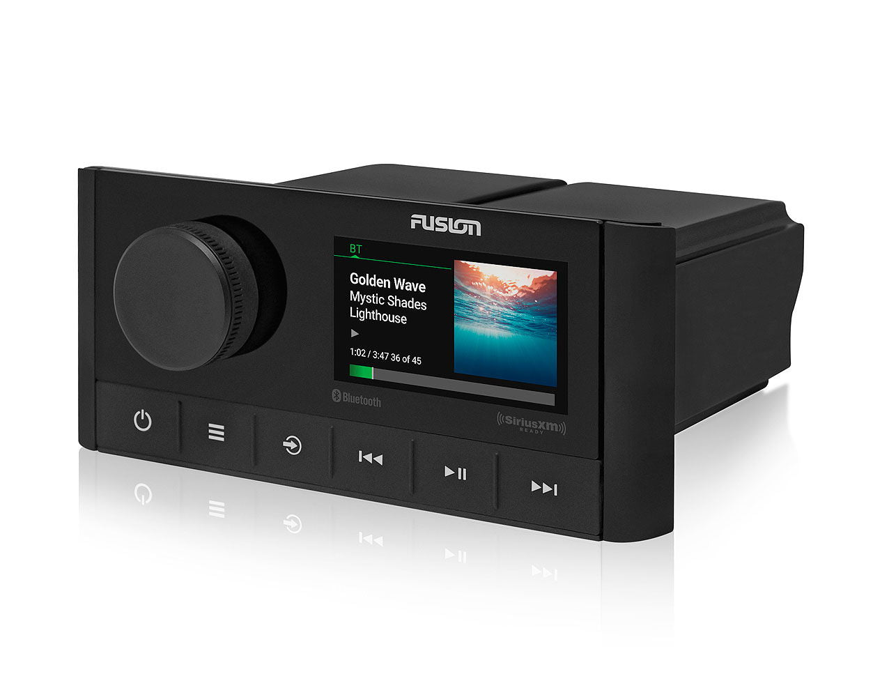 Fusion RA210 marine radio med DSP nærbilde av skjerm