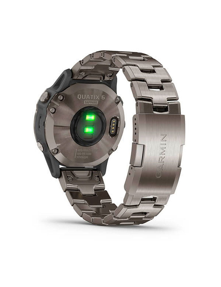 Nærbilde av skjerm på Garmin Quatix 6 Titanium