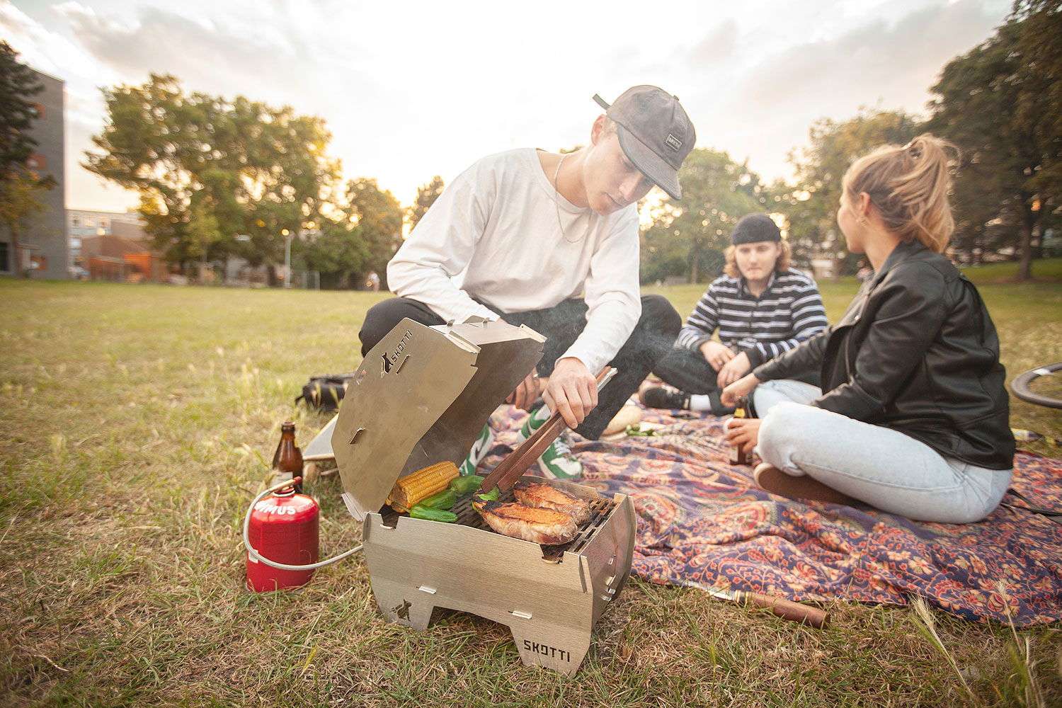 Gassgrill rustfritt stål 2,5 kW 3 kg sammenleggbar montert på camping