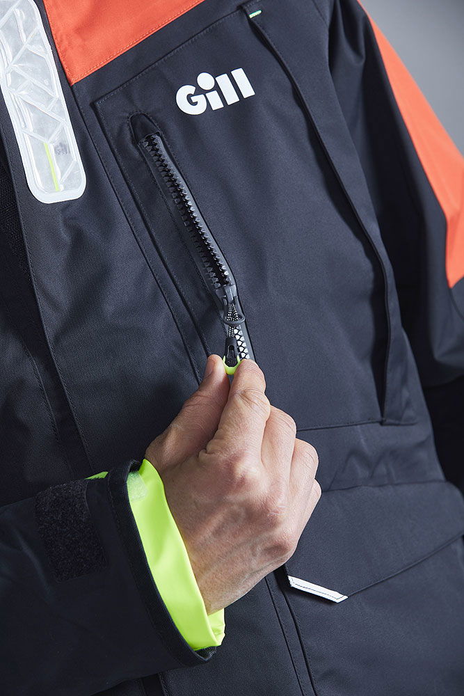 Gill OS13 offshore seiljakke herre logo detalj