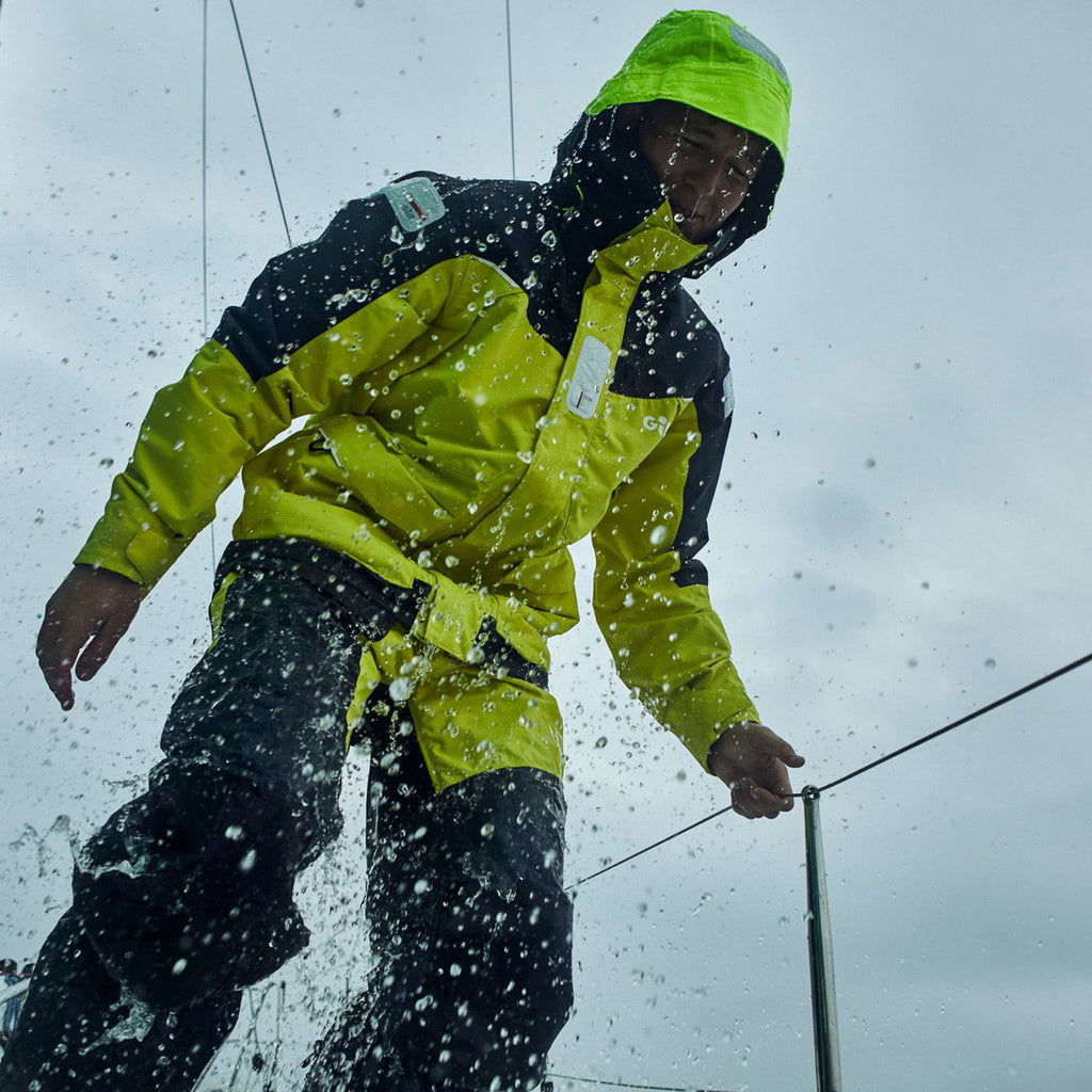 Gill OS25 offshore seiljakke herre vanntett XPLORE® montert på modell