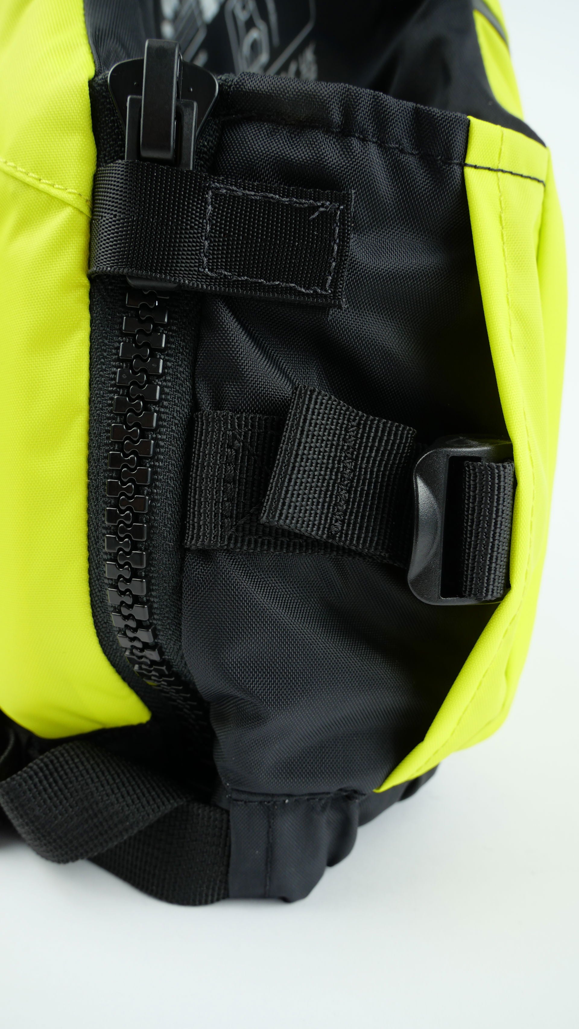 Detalj av Gill Pro Race flytevest 50N jolle og regatta