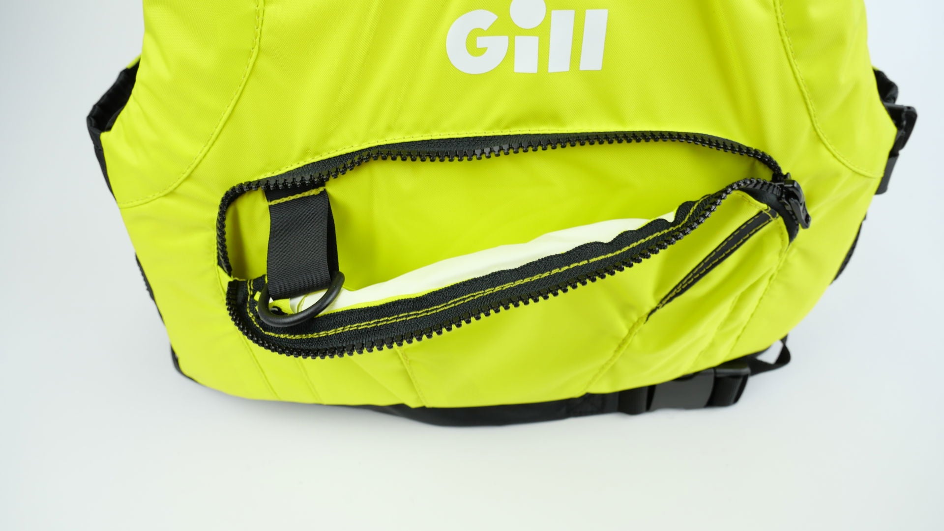 Nærbilde av refleksdetaljer på Gill Pro Race flytevest 50N jolle og regatta