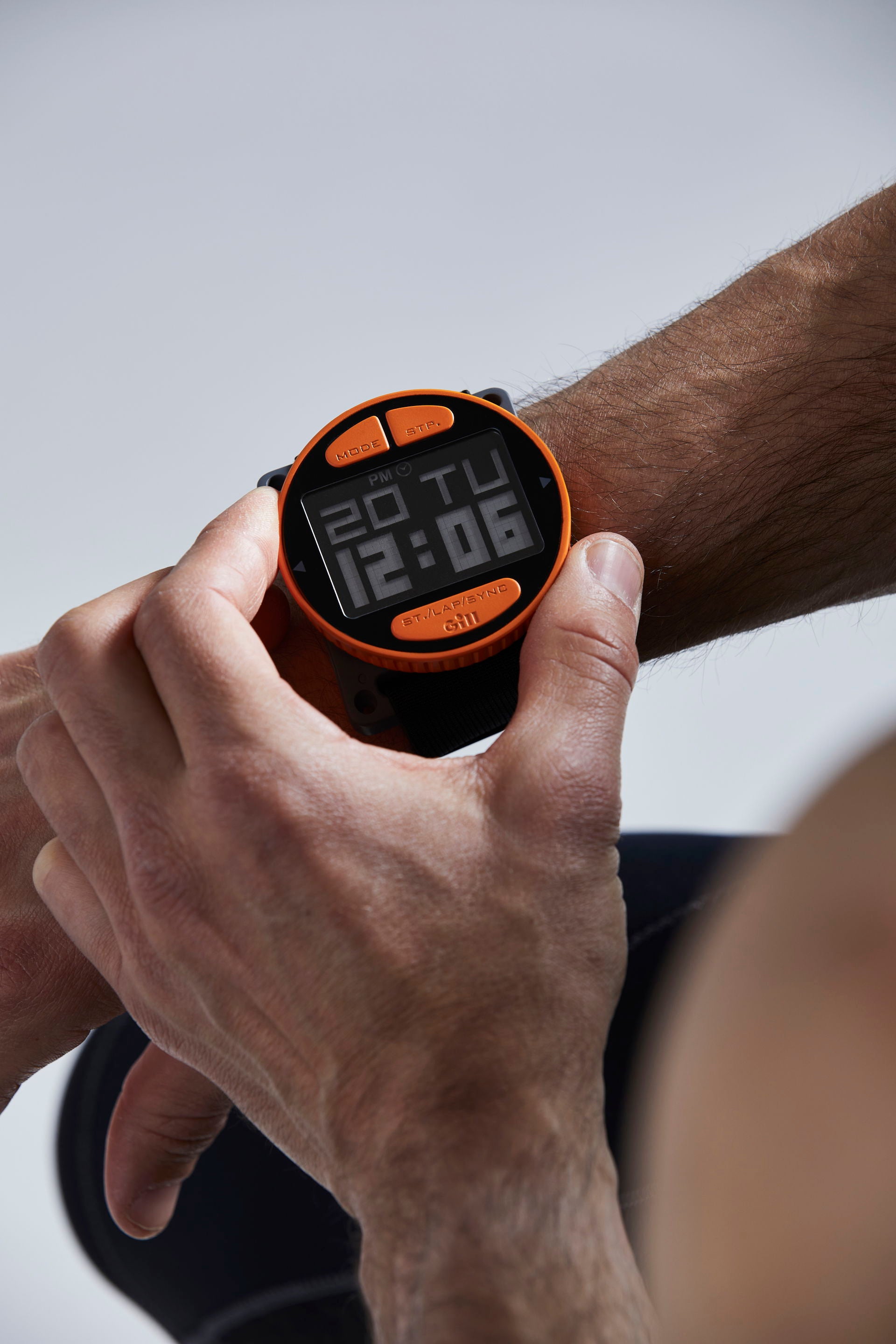 Gill Stealth Timer regattaklokke montert på håndledd