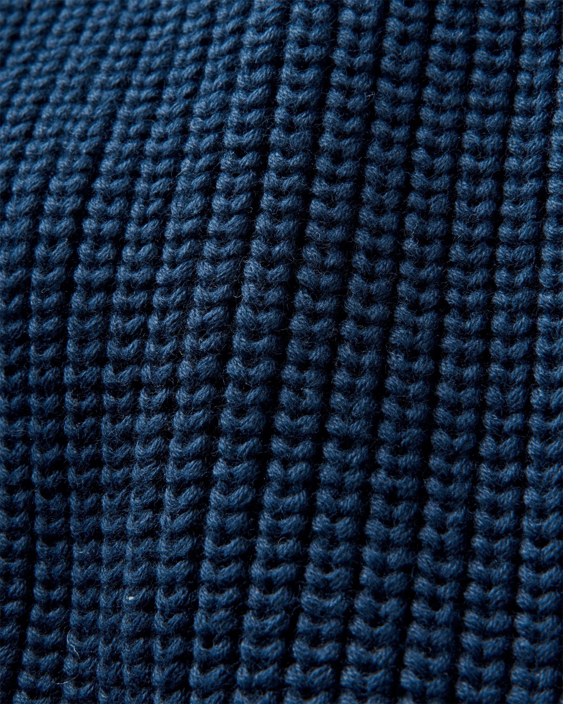 Golant Ribbed Crew strikkegenser montert på modell