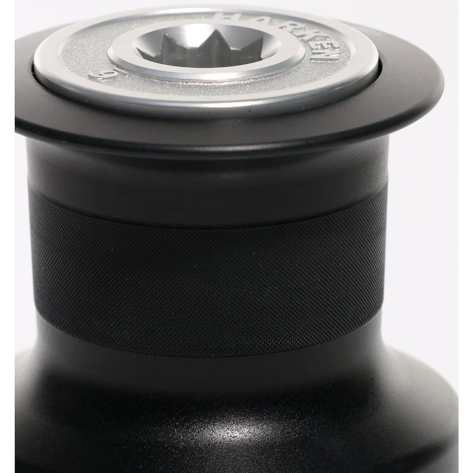 Harken Radial vinsj B6A krom 1-gir 60 mm trommel montert på båt