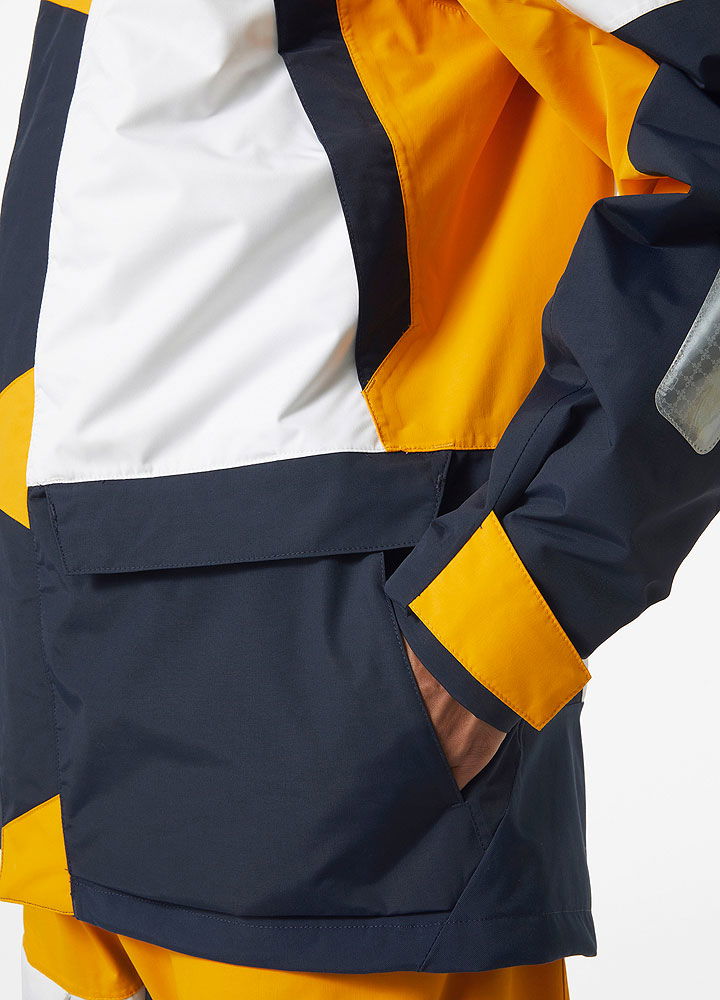 Helly Hansen Newport Coastal jakke montert på modell