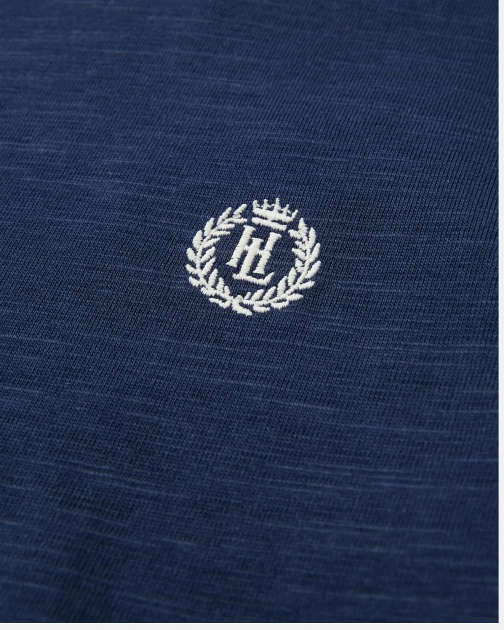 Helston t-skjorte økologisk bomull 180 g/m² detalj av logo