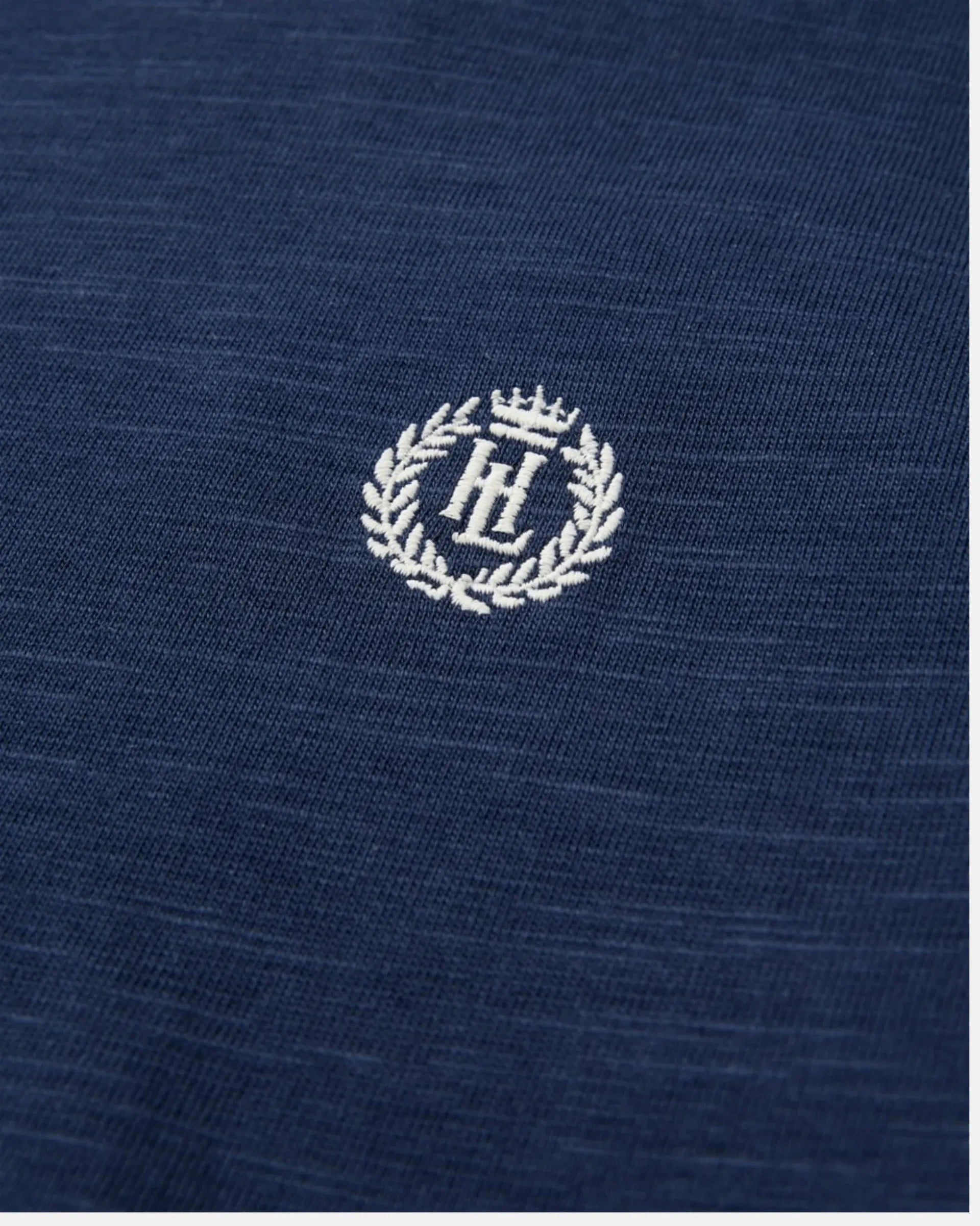 Helston t-skjorte økologisk bomull 180 g/m² detalj av logo