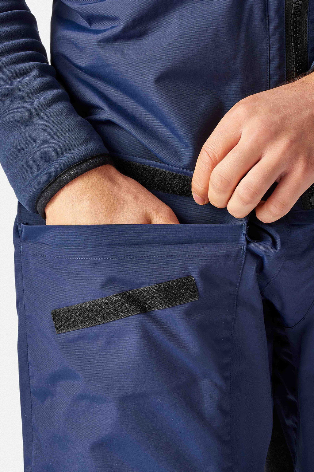 Nærbilde av Cordura-forsterkning på Henri Lloyd Hi-Fit Coastal seilerbukse
