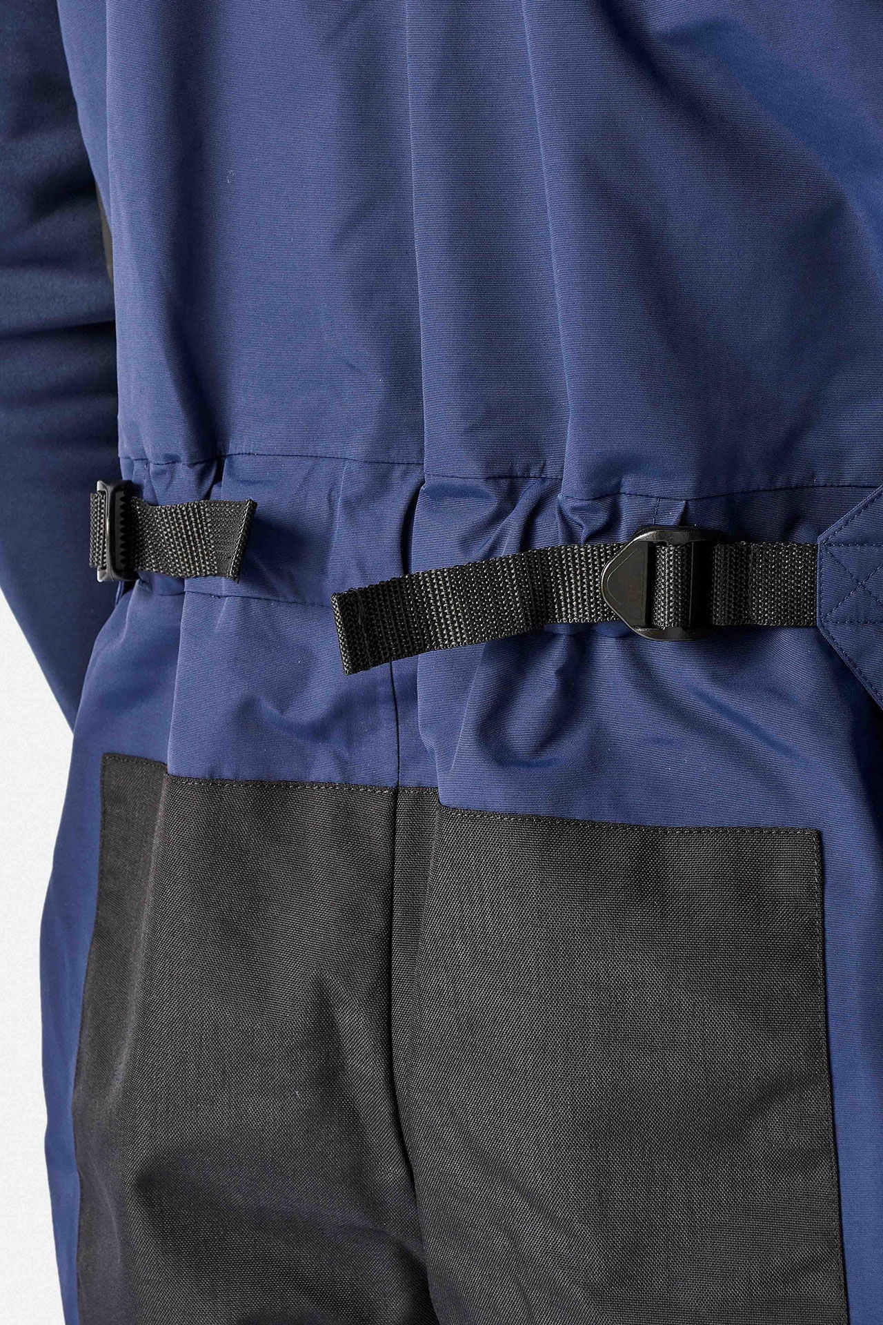 Henri Lloyd Hi-Fit Coastal seilerbukse montert på modell