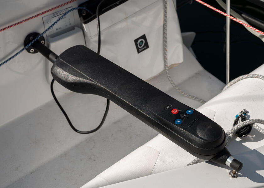 Pinnenpilot TP 22 12V maks 5000 kg deplasement 70 kg skyvekraft - SIMRAD