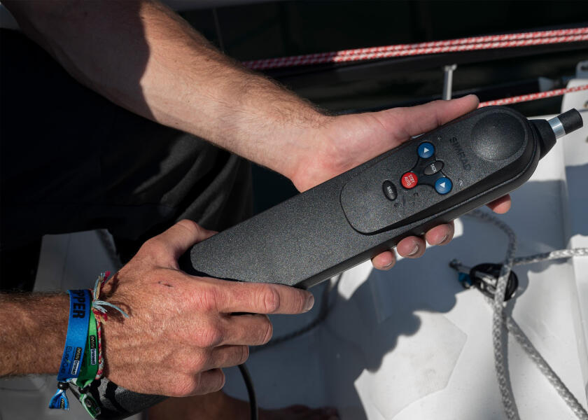 Pinnenpilot TP 22 12V maks 5000 kg deplasement 70 kg skyvekraft - SIMRAD
