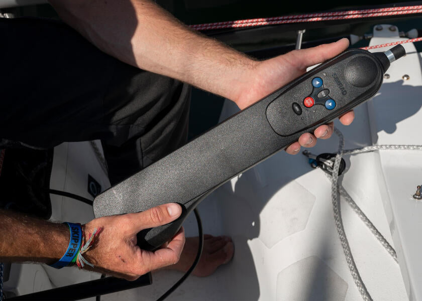 Pinnenpilot TP 22 12V maks 5000 kg deplasement 70 kg skyvekraft - SIMRAD