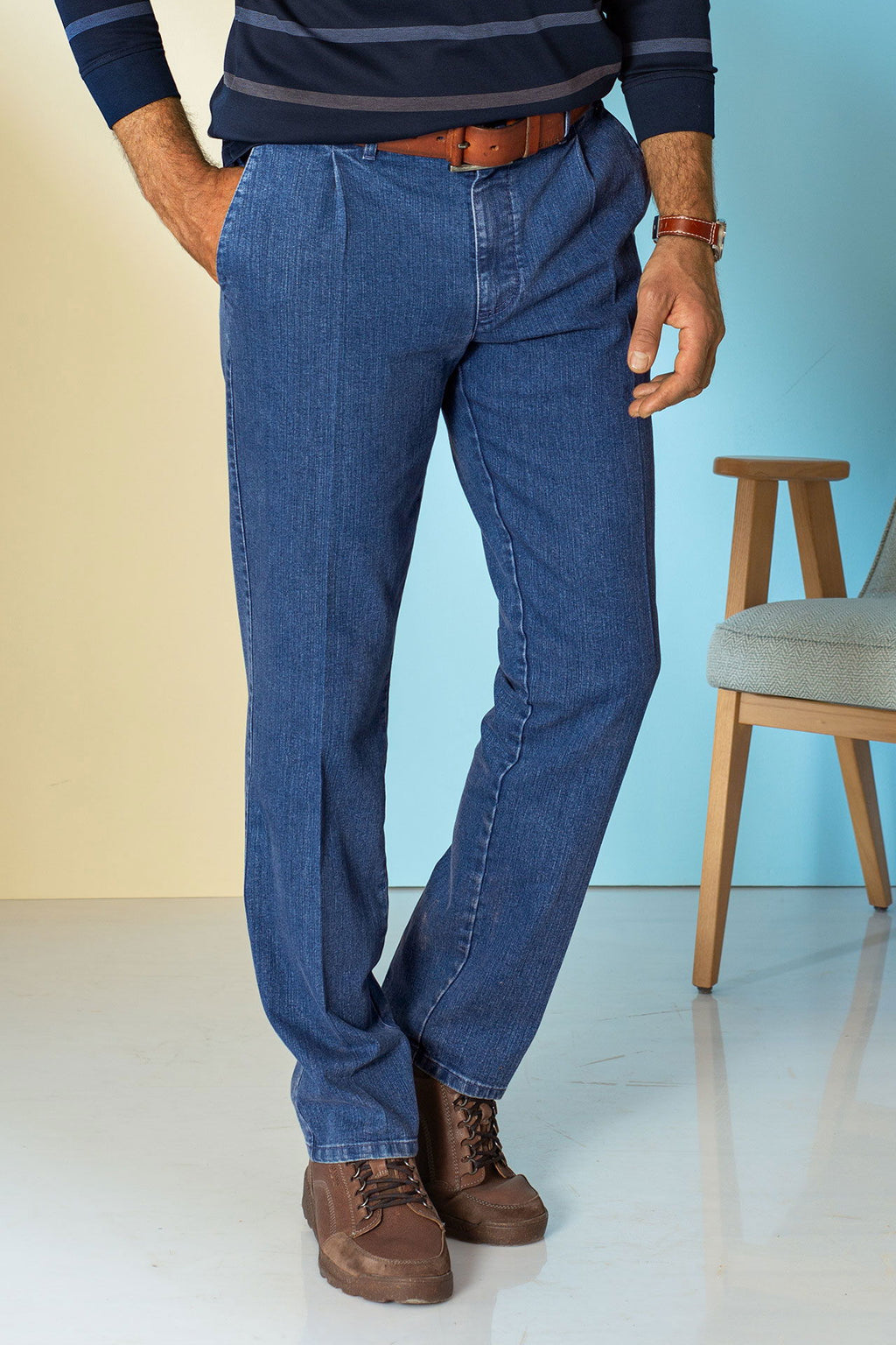 Detalj av jeans med leggfold og elastisk linning