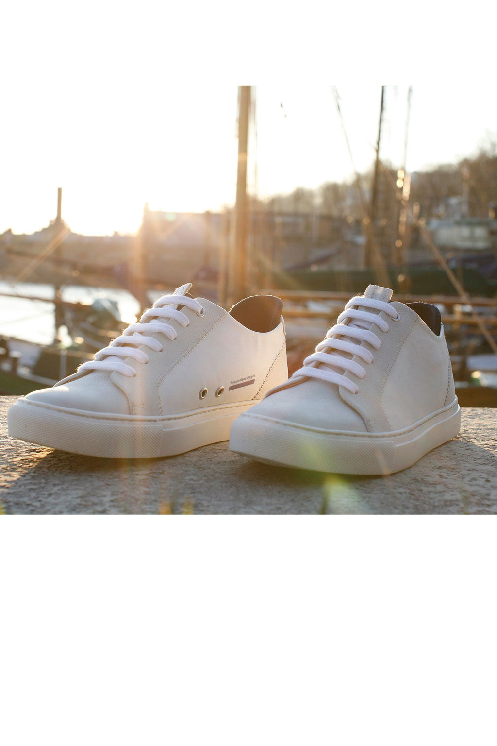 Jib sneaker i resirkulert seilduk med lærdetaljer helbilde