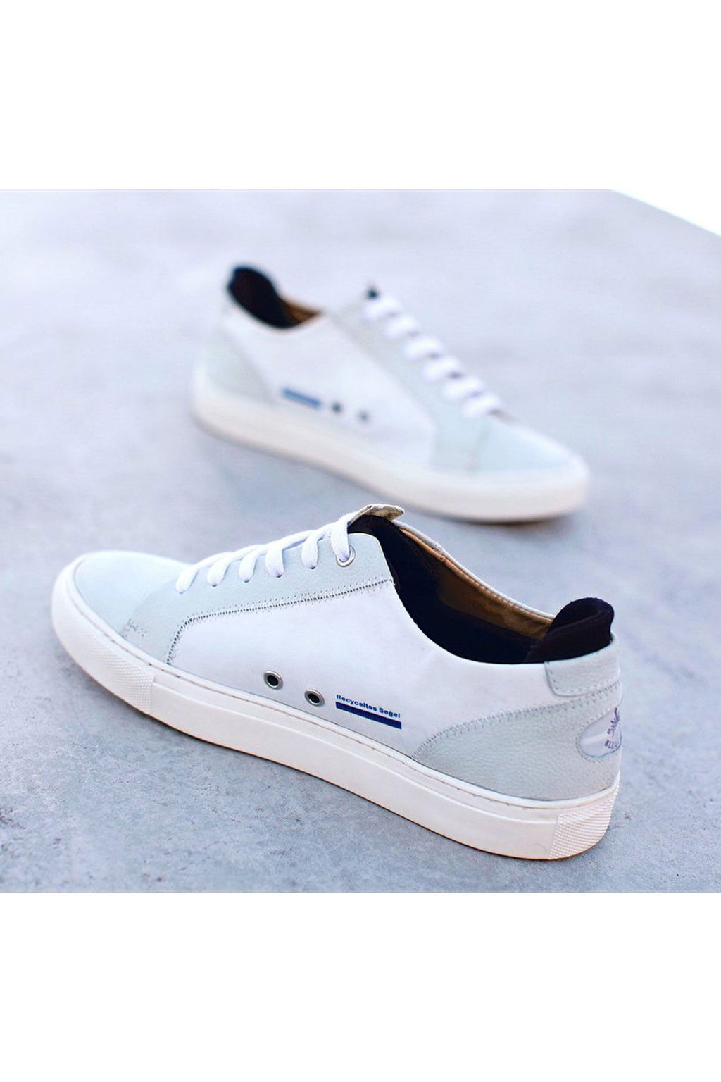 Jib sneaker i resirkulert seilduk med lærdetaljer montert på fot