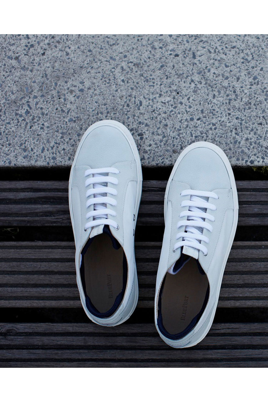 Jib sneaker i resirkulert seilduk med lærdetaljer oversikt