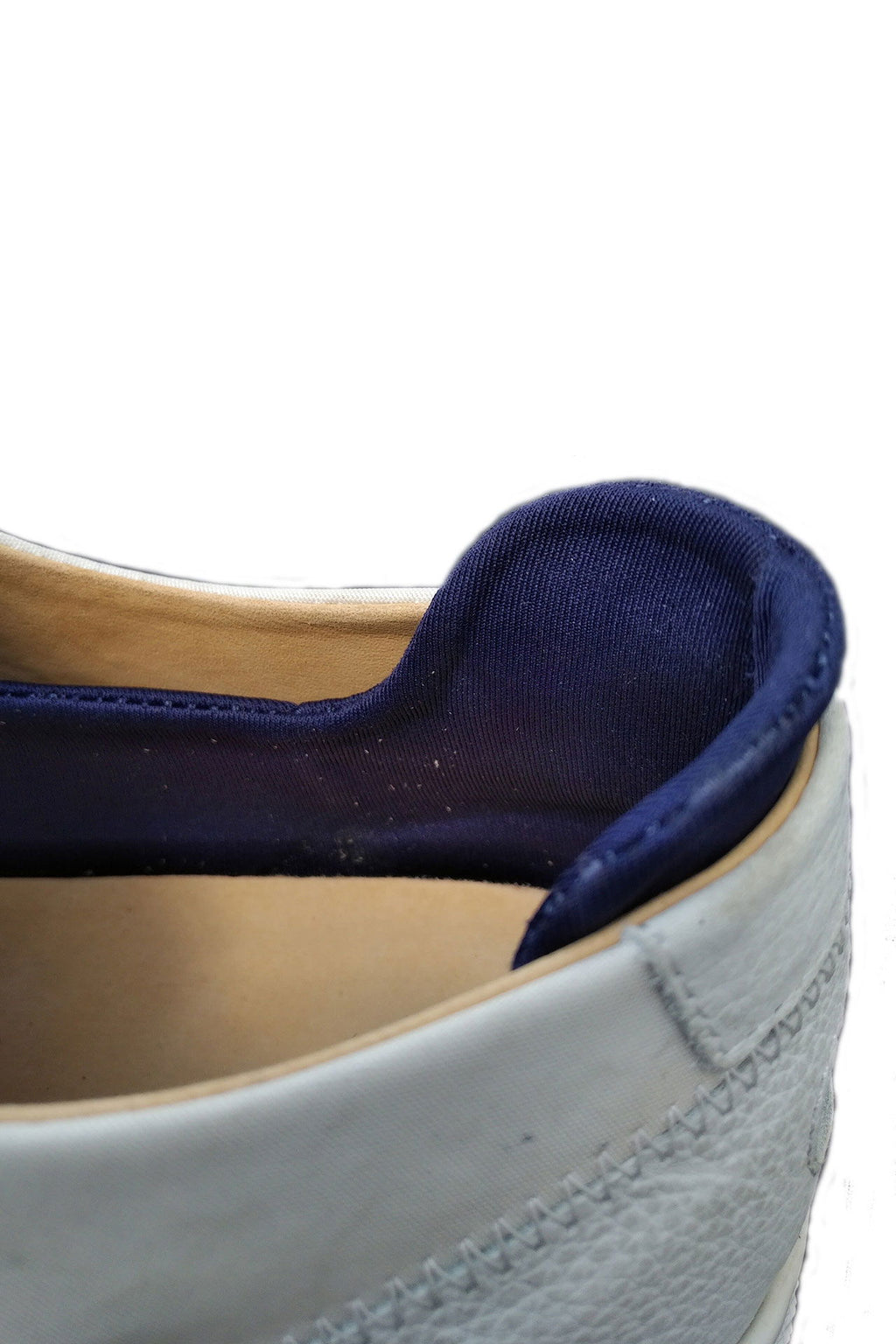 Jib sneaker i resirkulert seilduk med lærdetaljer fra siden