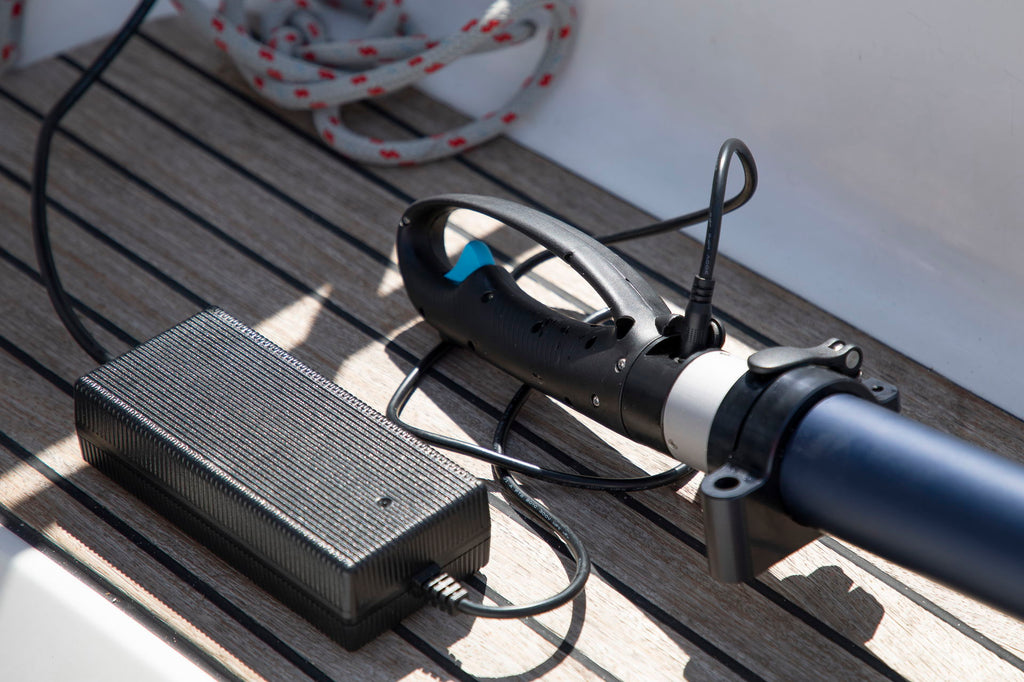 Lader 220V for Temo elektrisk påhengsmotor bakside