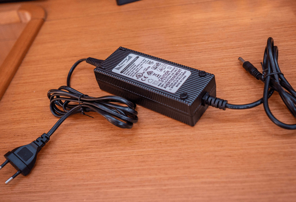 Lader 220V for Temo elektrisk påhengsmotor detalj