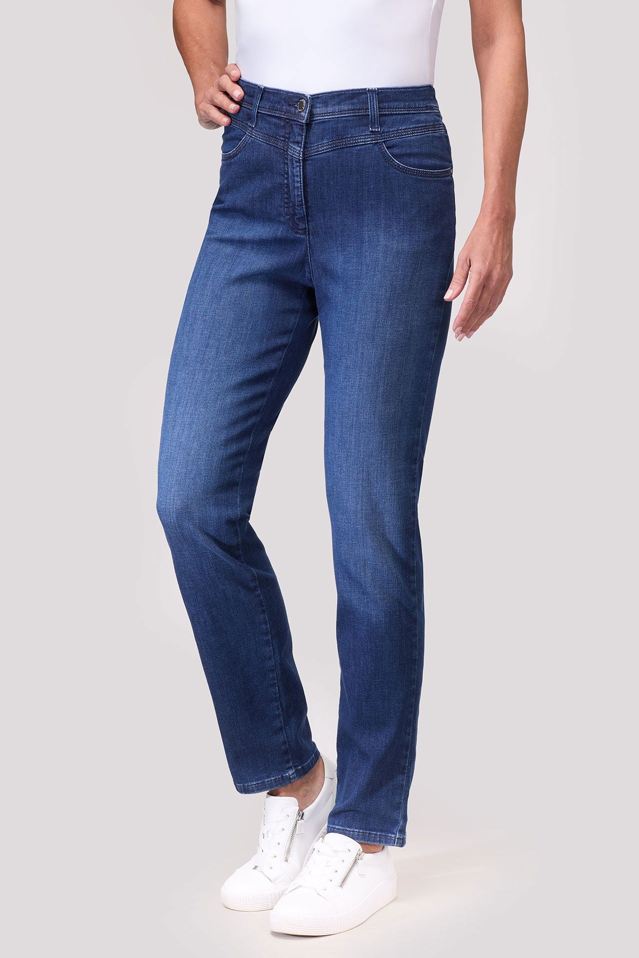 Nærbilde av sømmer på Laura jeans dame stretch komfort linning