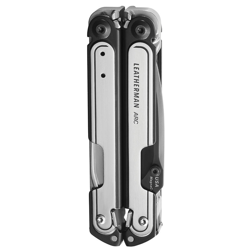 Nærbilde av knivbladet på Leatherman ARC multitool MagnaCut stål med DLC-belegg