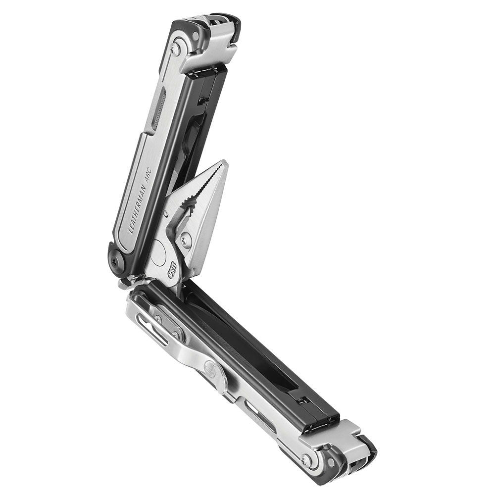 Leatherman ARC multitool MagnaCut stål med DLC-belegg montert i nylonhylster