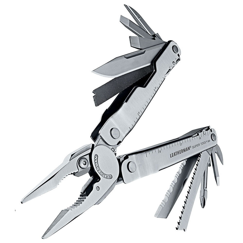 Leatherman Supertool 300 multitool montert i hånd