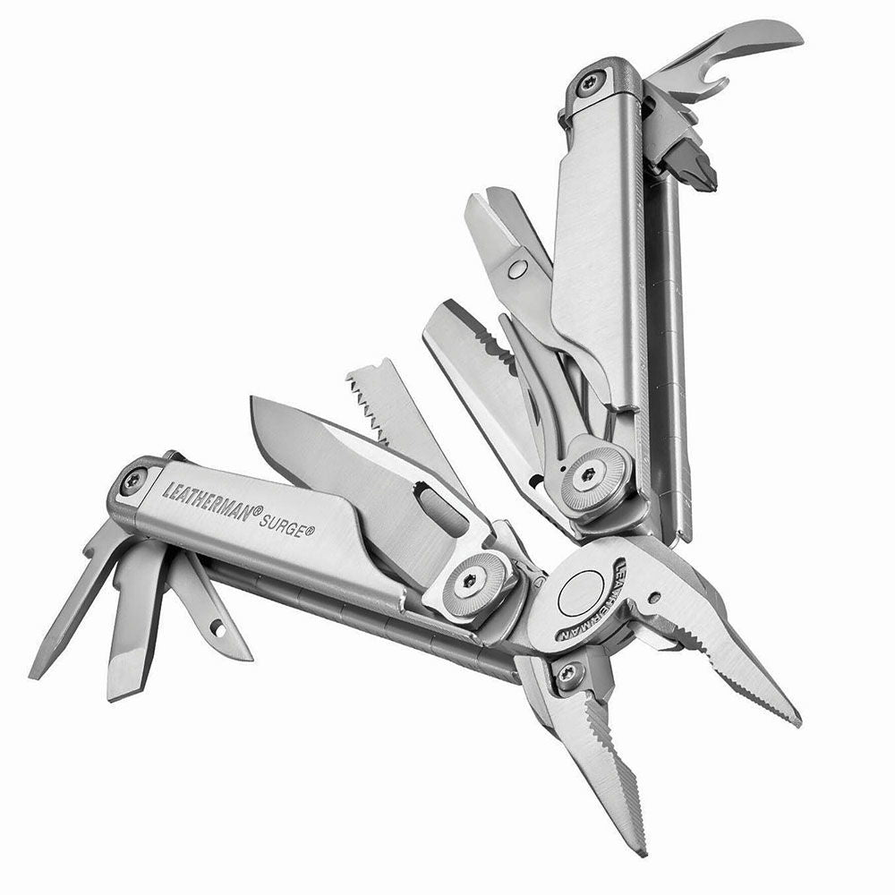Leatherman Surge multitool 21 verktøy montert i hånd
