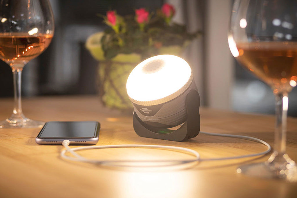 LED campinglampe med Bluetooth-høyttaler oppladbar IP44 Brennenstuhl nærbilde av magnet