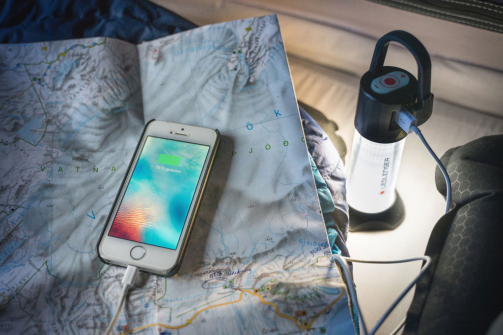 LED Lenser ML6 Connect hvitlys utendørslampe detalj av magnetisk ladesystem