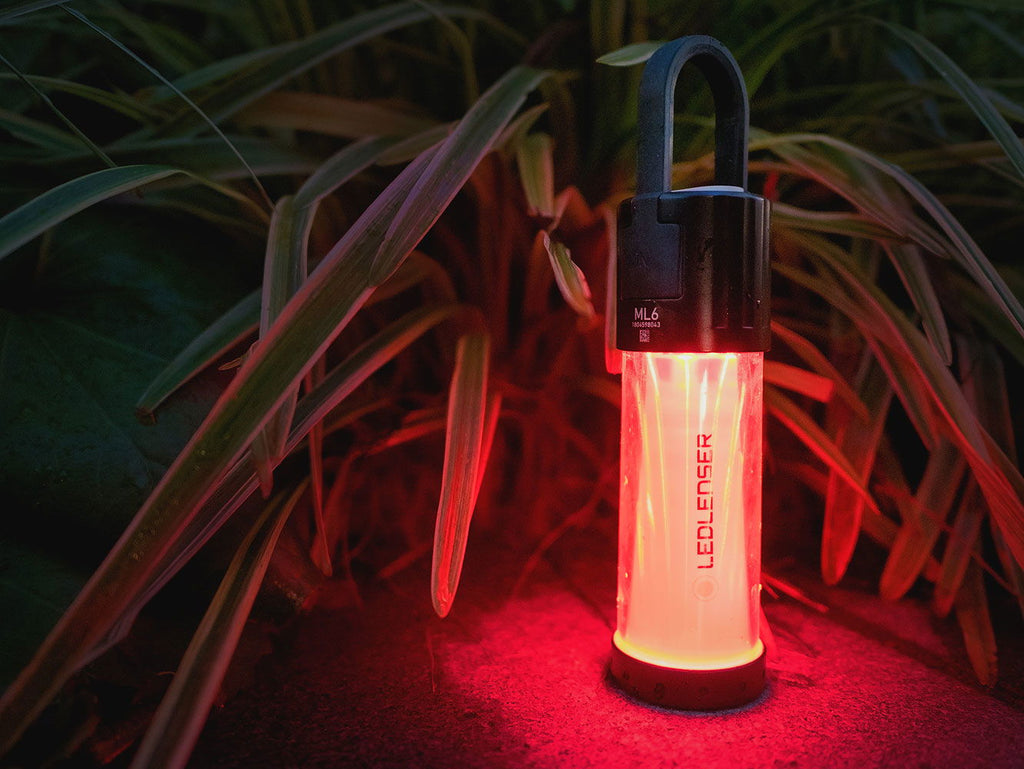 LED Lenser ML6 Connect hvitlys utendørslampe montert på metalloverflate