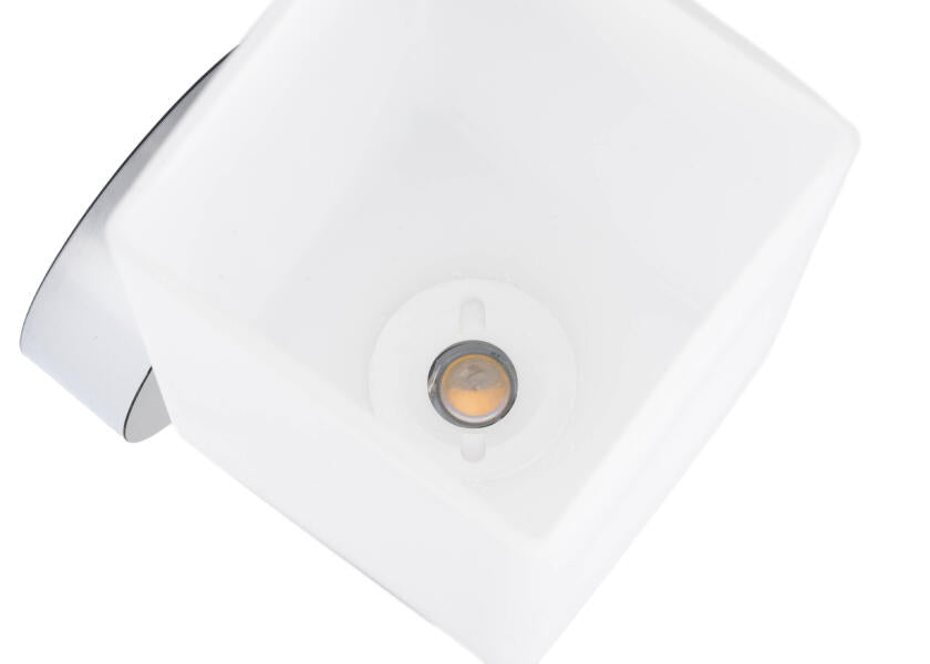 Nærbilde av USB-C ladeport på LED vegglampe kantet med touch-bryter SEATEC