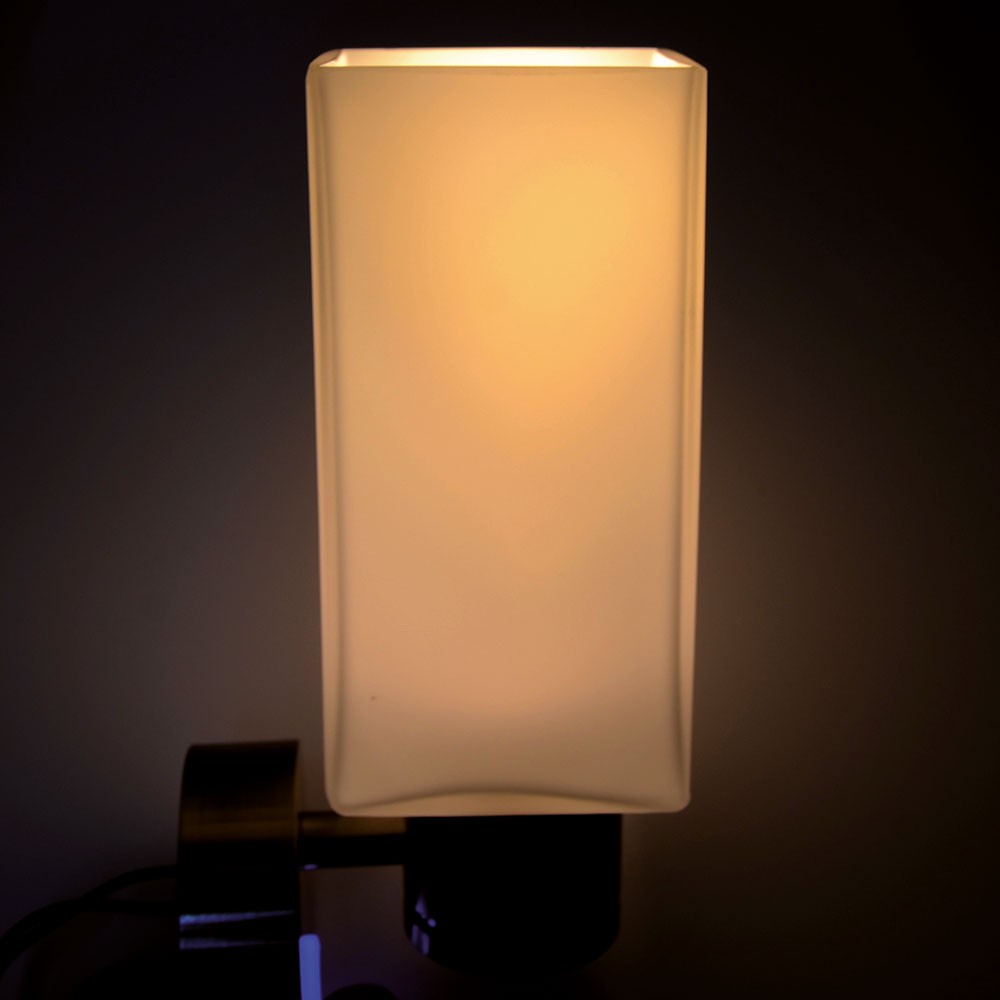 LED vegglampe Piazza dimbar med USB-C bakside
