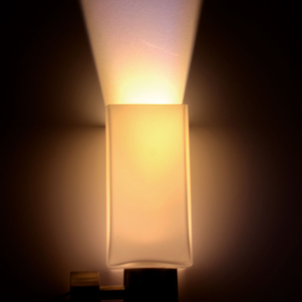 LED vegglampe Piazza dimbar med USB-C nærbilde av knapp