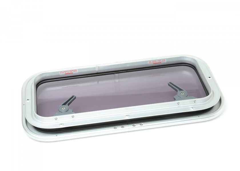 Low-profile dekksluke 556 x 278 mm aluminium røykgrå 180° montert på båt