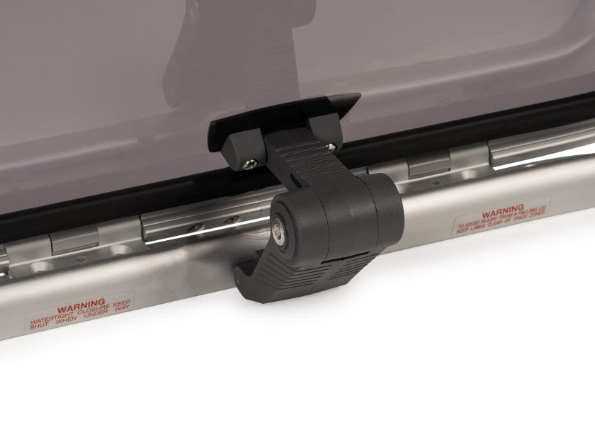 Low-Profile dekksluke LP-40 kvadratisk aluminium røykgrå åpen posisjon