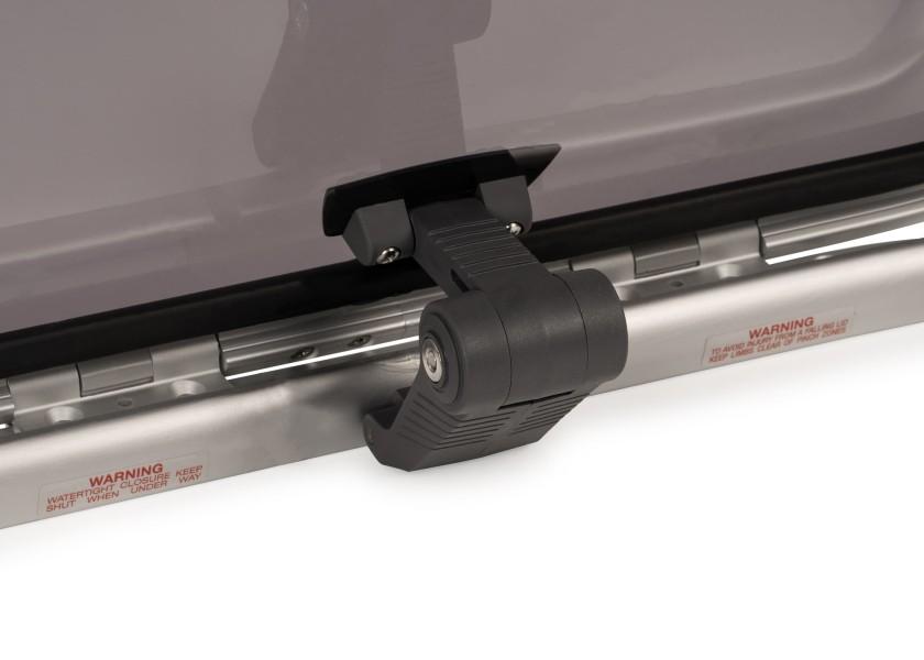 Low-Profile dekksluke LP-44 kvadratisk aluminium røykgrå detalj